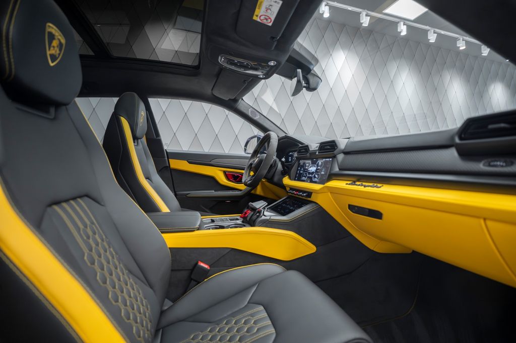 Urus 4.0 V8 SE 2026 BLACK/YELLOW AKRAPOVIC CARBO - Bild 17