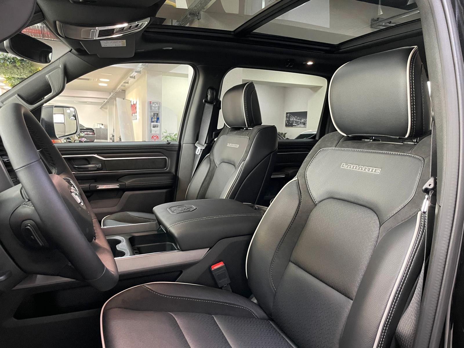 Fahrzeugabbildung Dodge 2025 LARAMIE SPORT 3.0L HURRICANE-BAK REV.-VFW