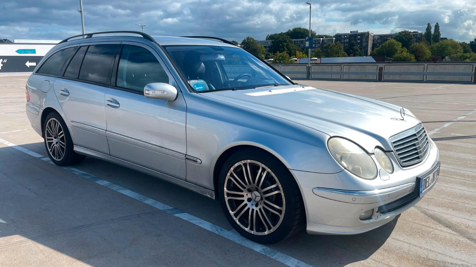 Mercedes-Benz E320 2004 — rear view