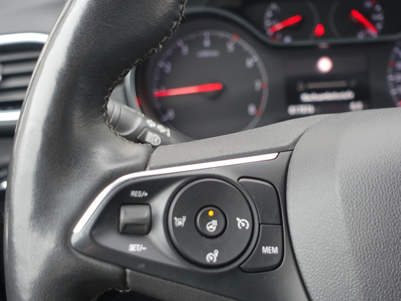 Fahrzeugabbildung Opel Crossland 1.2 Ultimate Sitzh.,Navi,Kamera,PDC