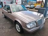 Mercedes-Benz MB W124 E-220 Oldtimer/ Klima/ Schiebedach... - Mercedes-Benz E 220 mit Benzin-Antrieb: Limousine, Automatik