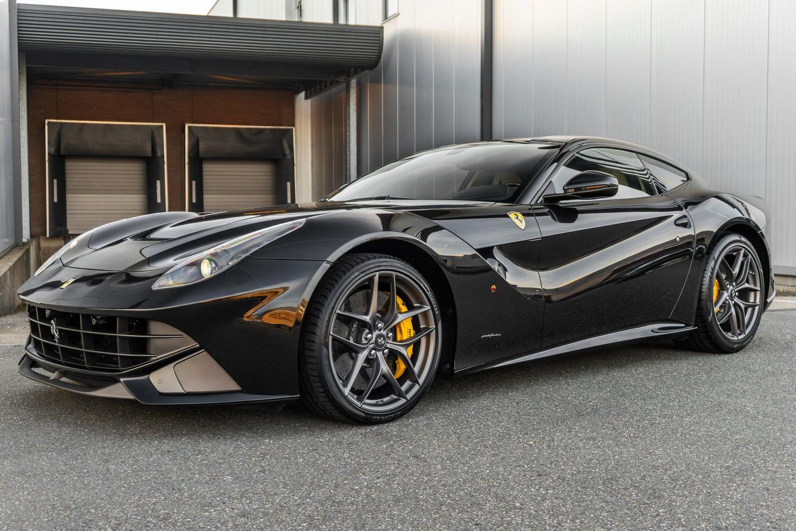 Ferrari F12 Berlinetta - Nero Daytona - Carbon LED - JBL