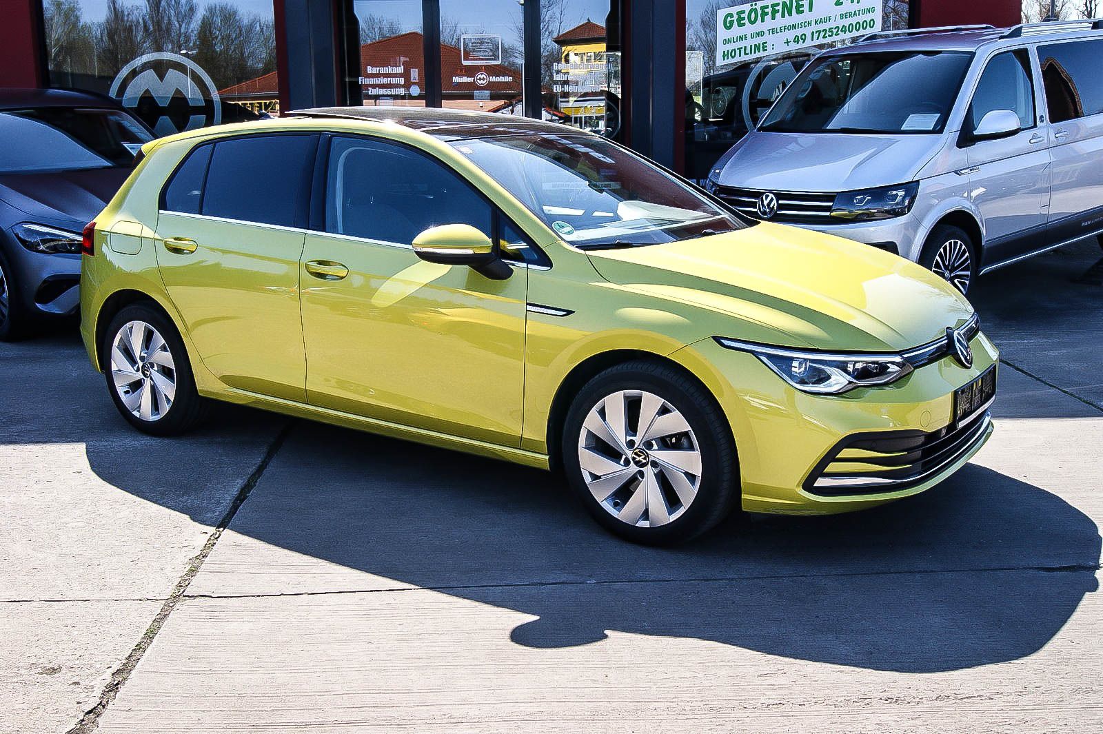 Fahrzeugabbildung Volkswagen Golf VIII 1.5eTSI DSG First Edition MATRIX ANHZV
