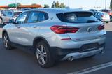 BMW X2 sDrive 18 d Advantage - silberne BMW X2
