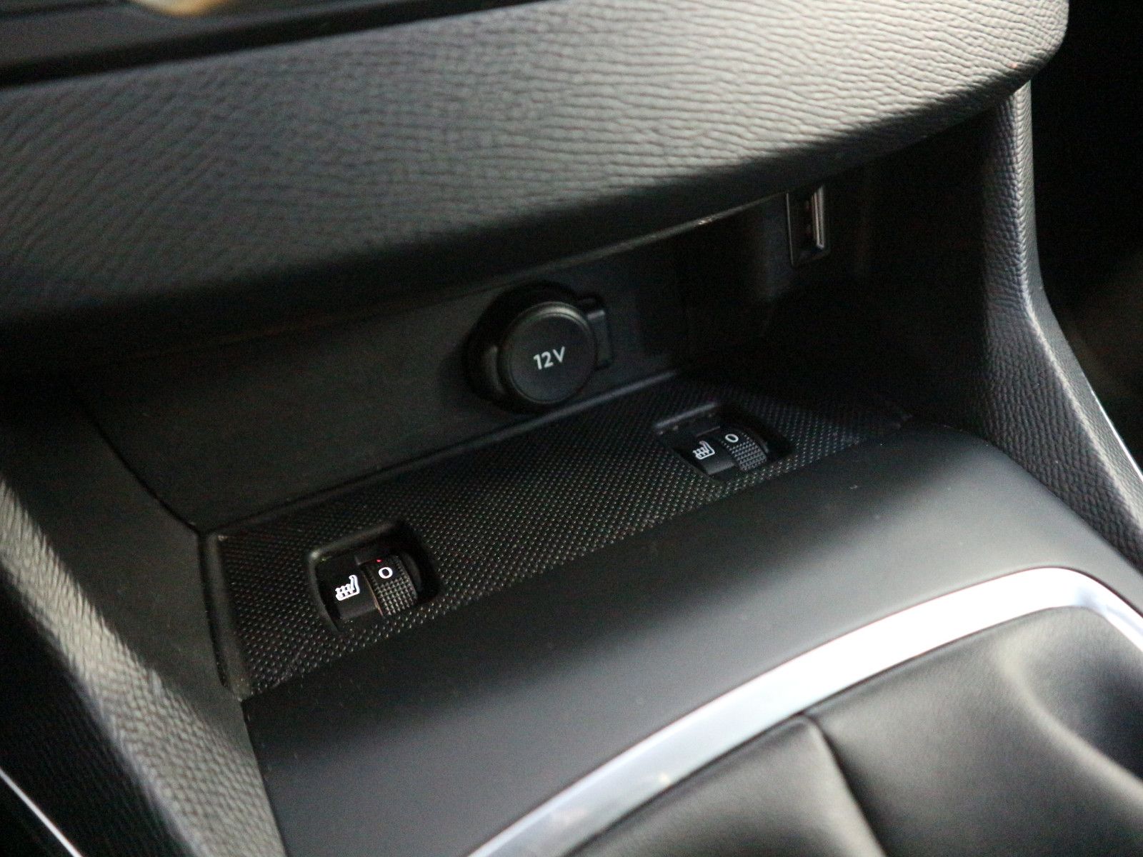 Fahrzeugabbildung Peugeot 308 SW Allure Pack ACC AHK Blis Nav Kam SHZ LED