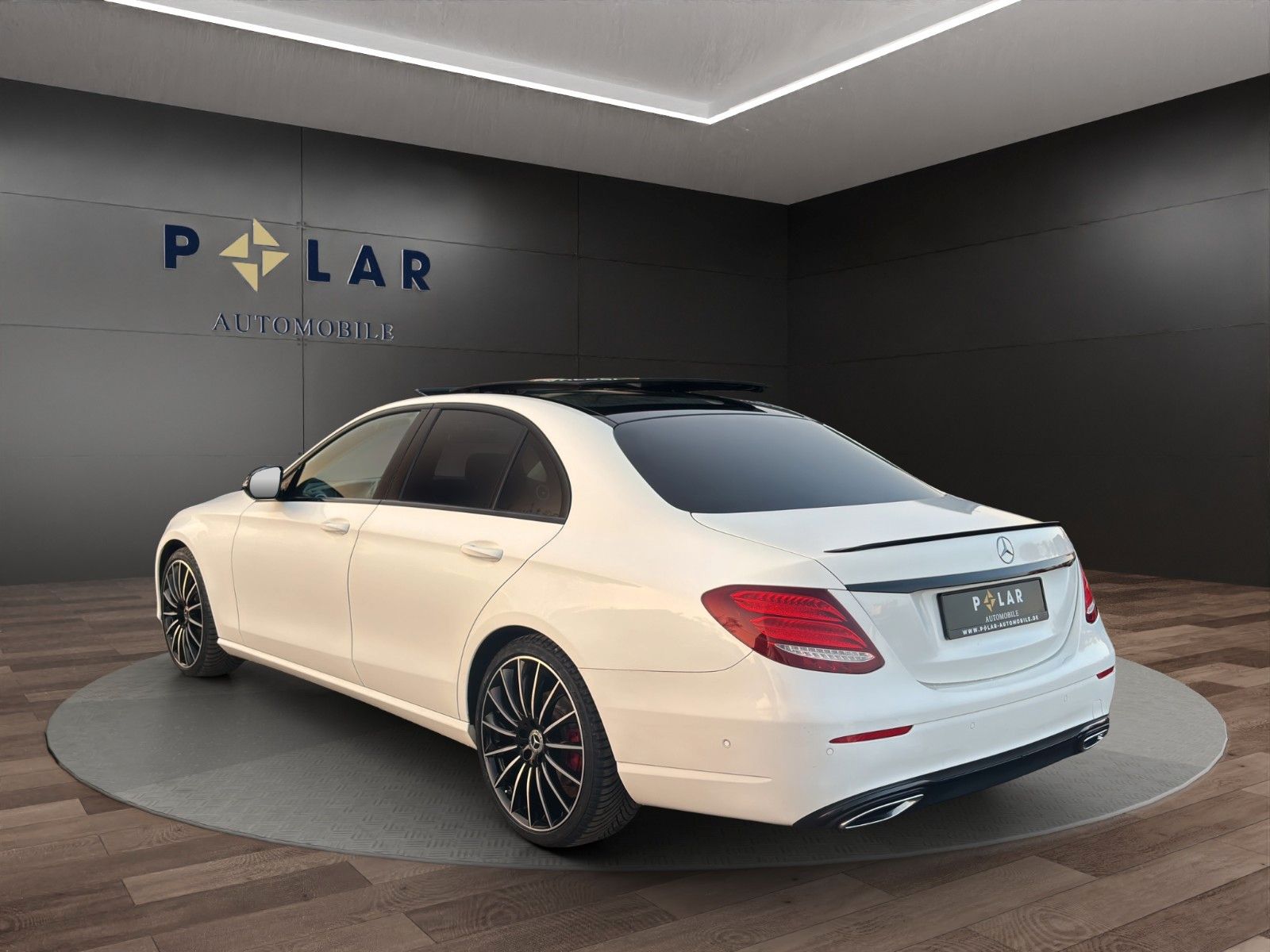 Fahrzeugabbildung Mercedes-Benz E 220d Lim. Pano/Widescreen/Kamera/MBeam