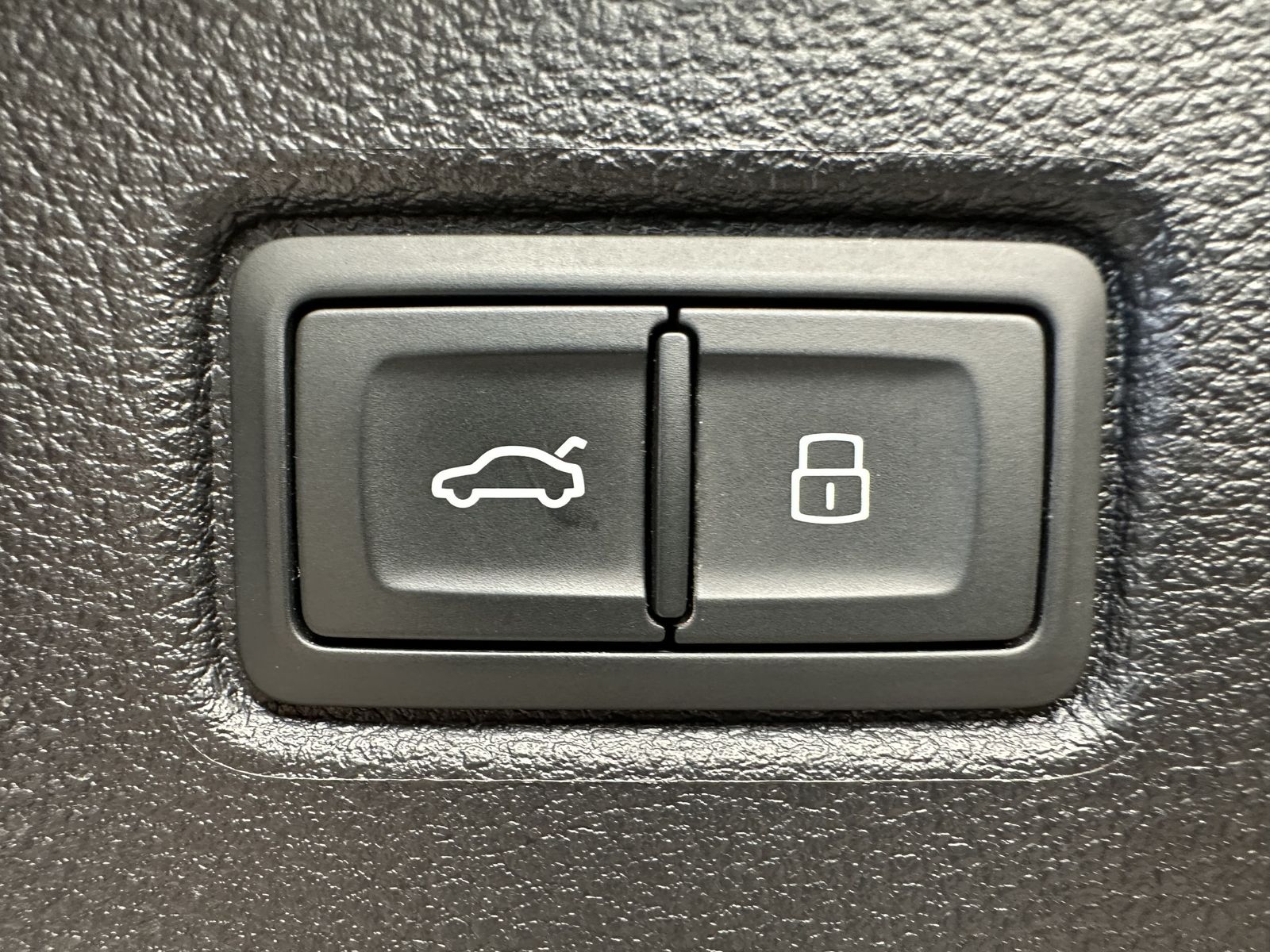 Fahrzeugabbildung Audi Q7 50 TDI S-Line Black 7Sitzer NAV+MATRIX+AHK+VC
