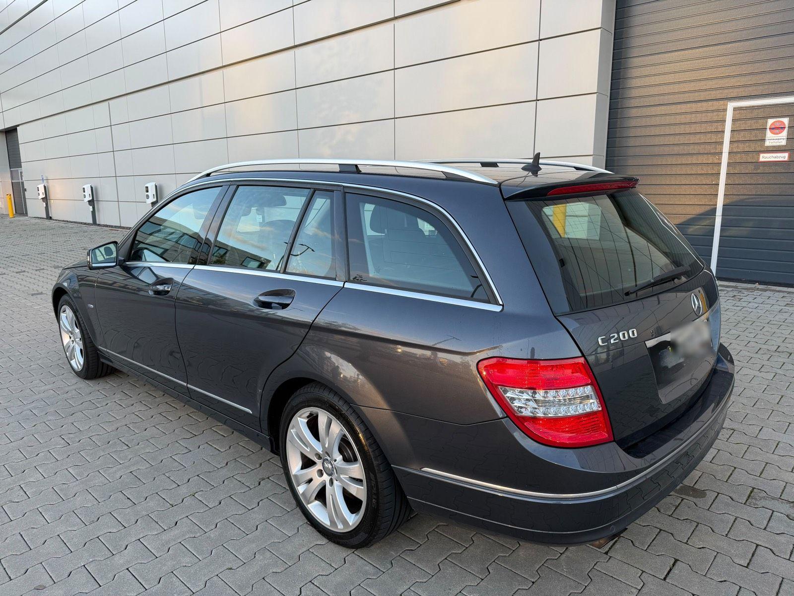 Mercedes-Benz C200 2010 — interior