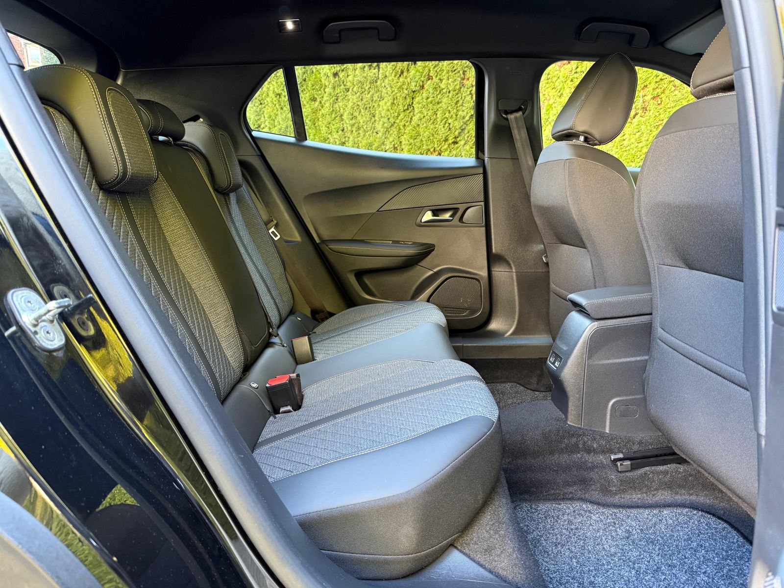 Fahrzeugabbildung Peugeot 2008 1.5Blue-HDI Allure LED+NAV+SHZ+AHK+KAM+VIRT