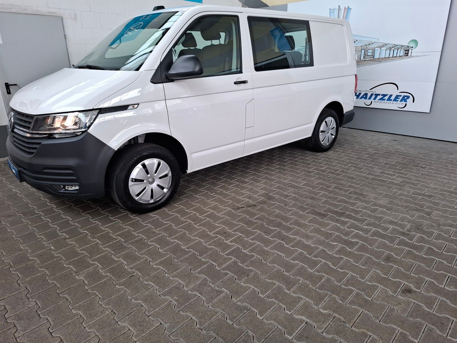 Fahrzeugabbildung Volkswagen T6.1 Transporter Kombi 2,0 TDI +AppConnect