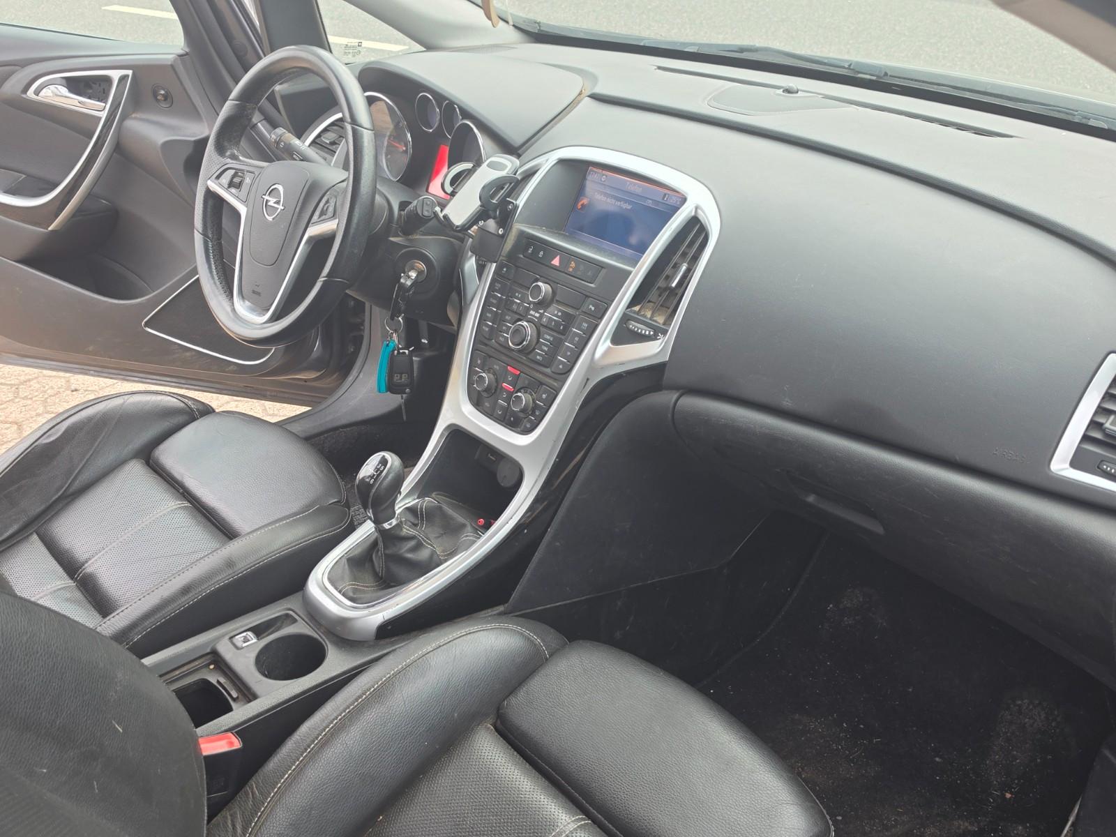 Opel Astra 2011 — photo 12
