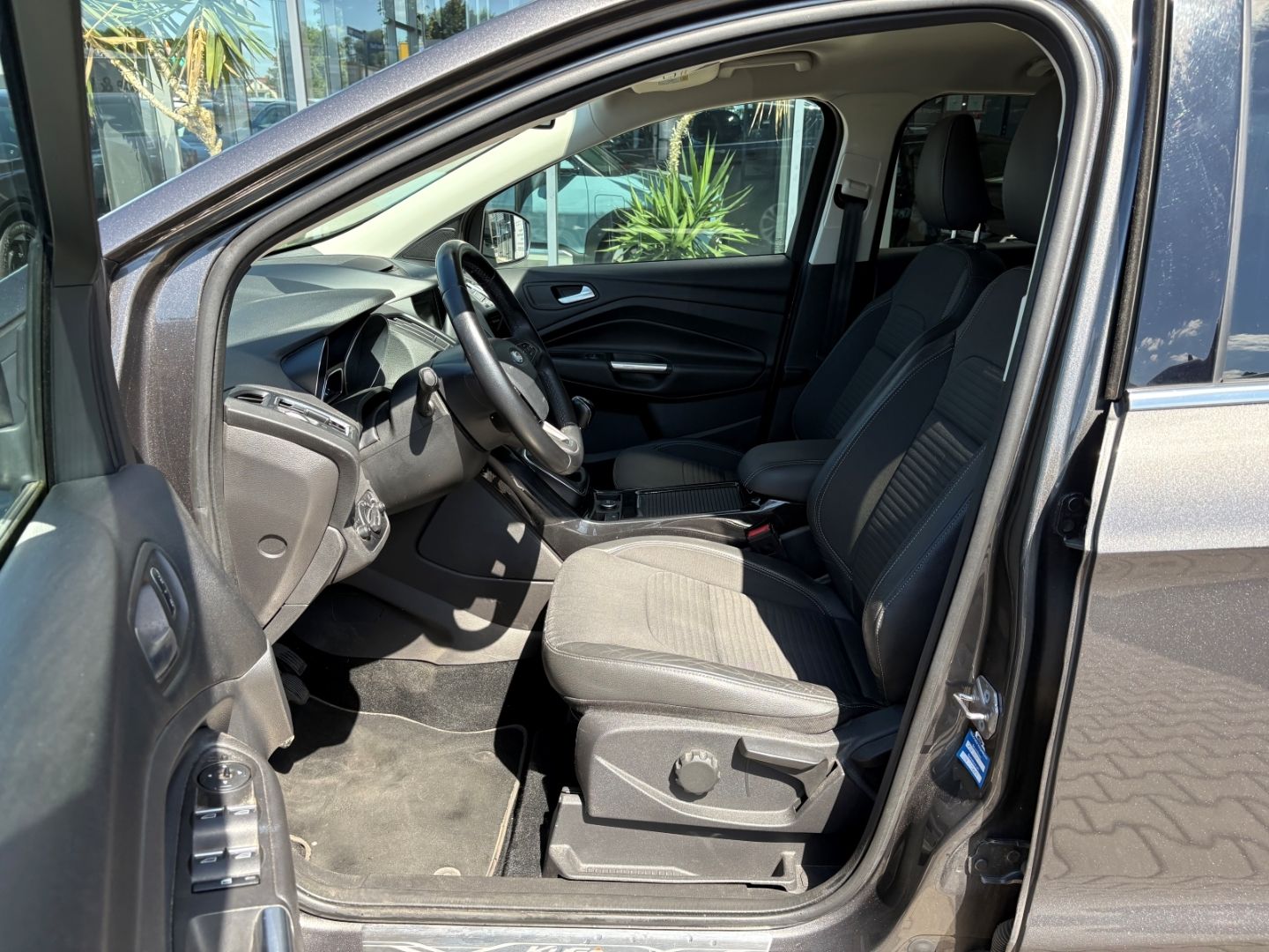 Fahrzeugabbildung Ford Kuga Titanium AHK Beheizbare WSS Allwetter