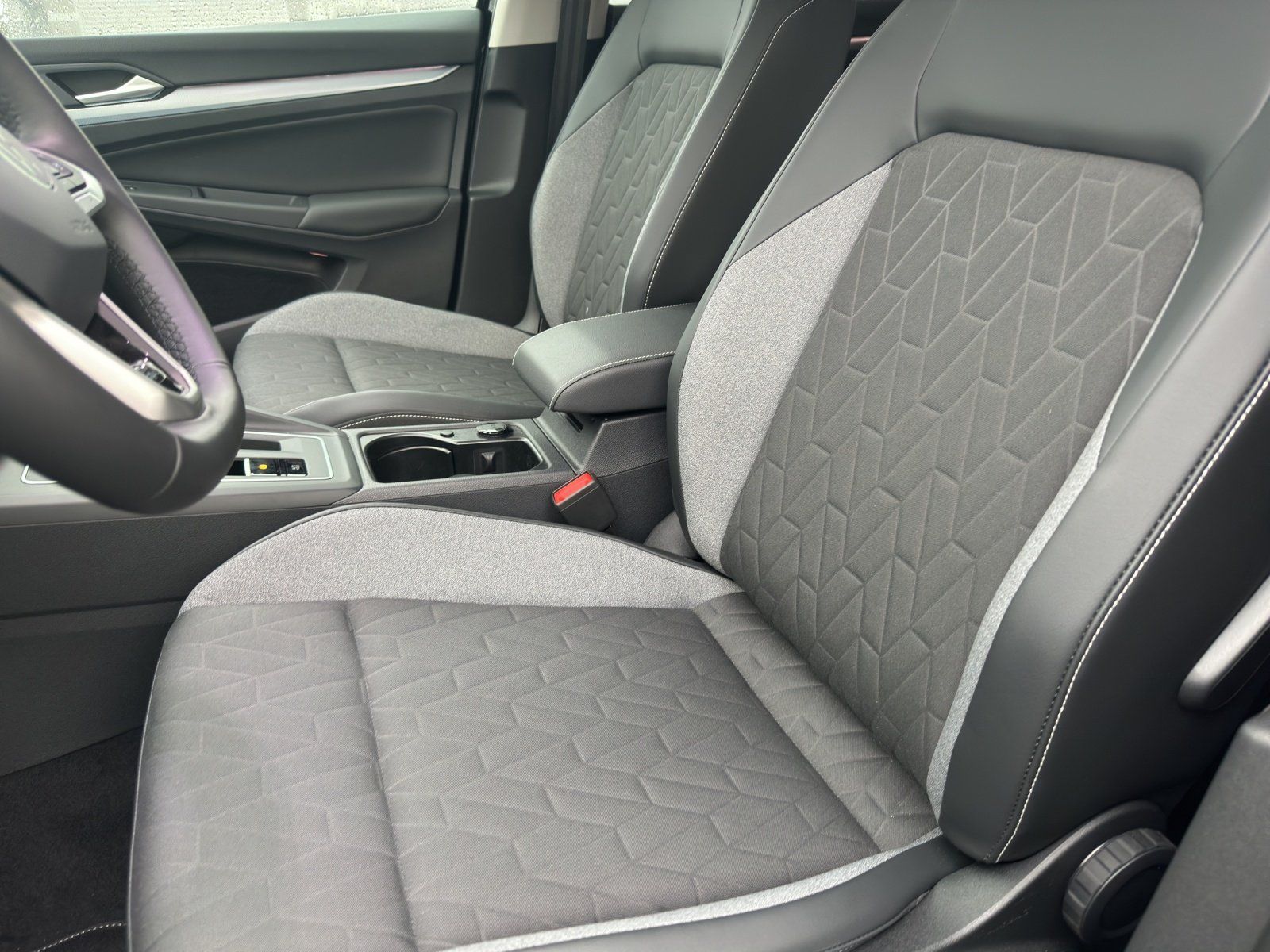 Fahrzeugabbildung Volkswagen Golf VIII Variant 1.5 eTSI W Goal AHK,Kamera,LM