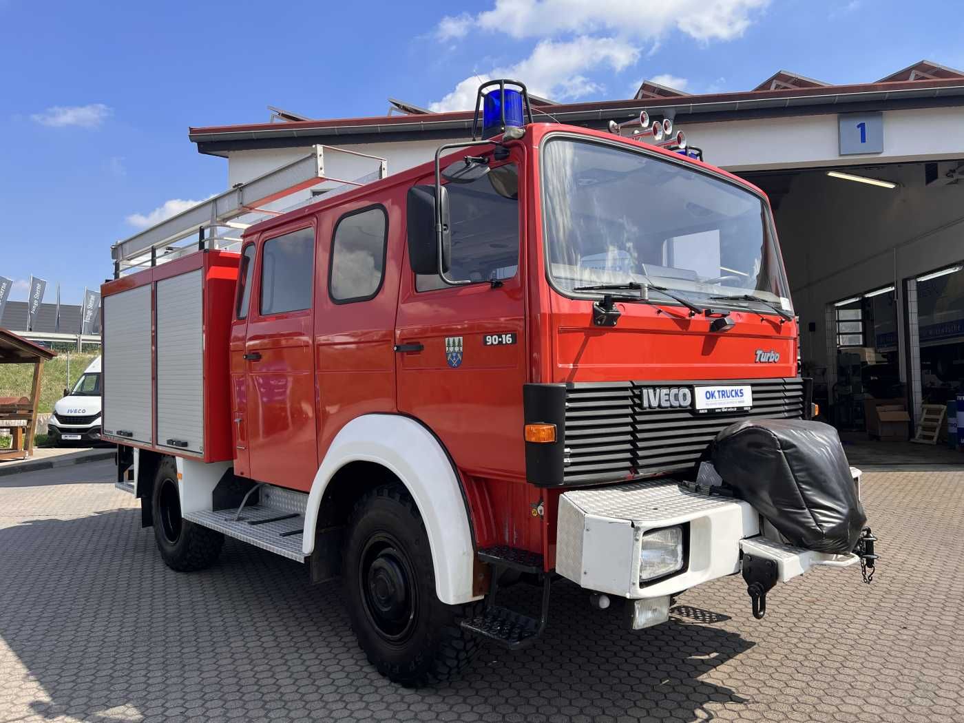 Fahrzeugabbildung Iveco 90-16 AW 4x4 LF8 Feuerwehr Standheizung 9 Sitze