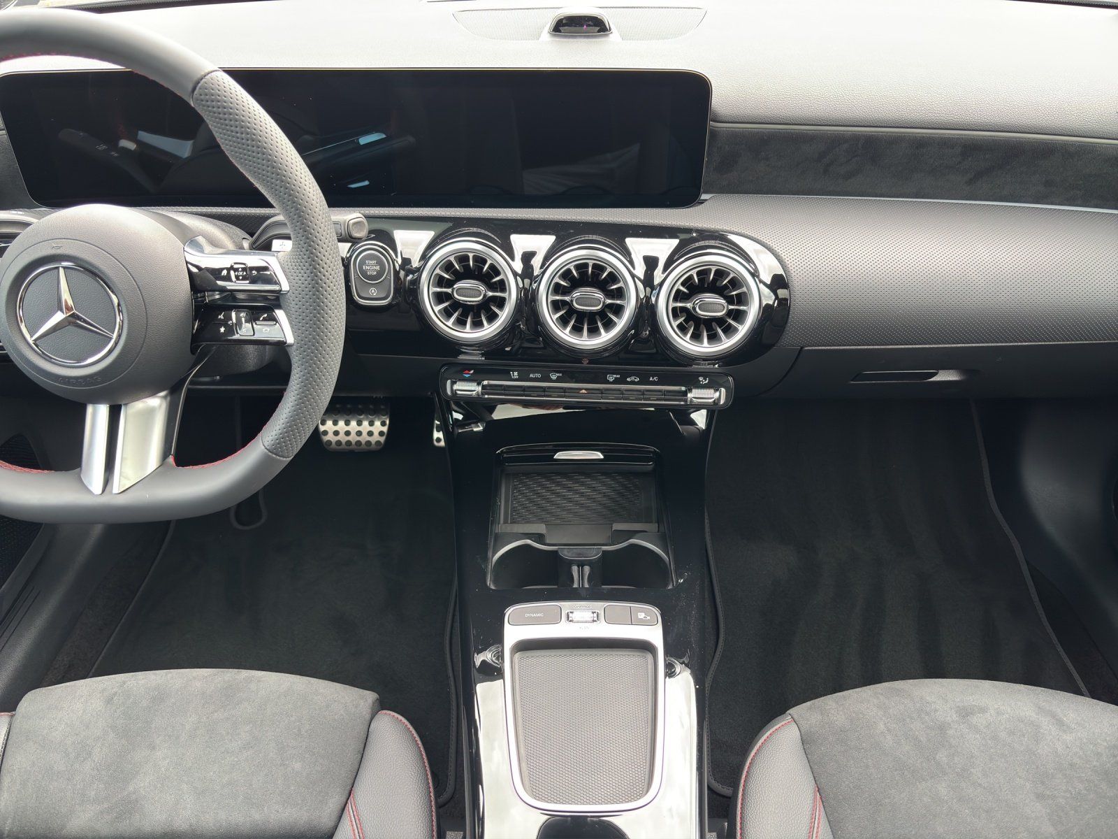 Fahrzeugabbildung Mercedes-Benz A 220 d AMG 360 Distr AHK DigiLight Pano Burme