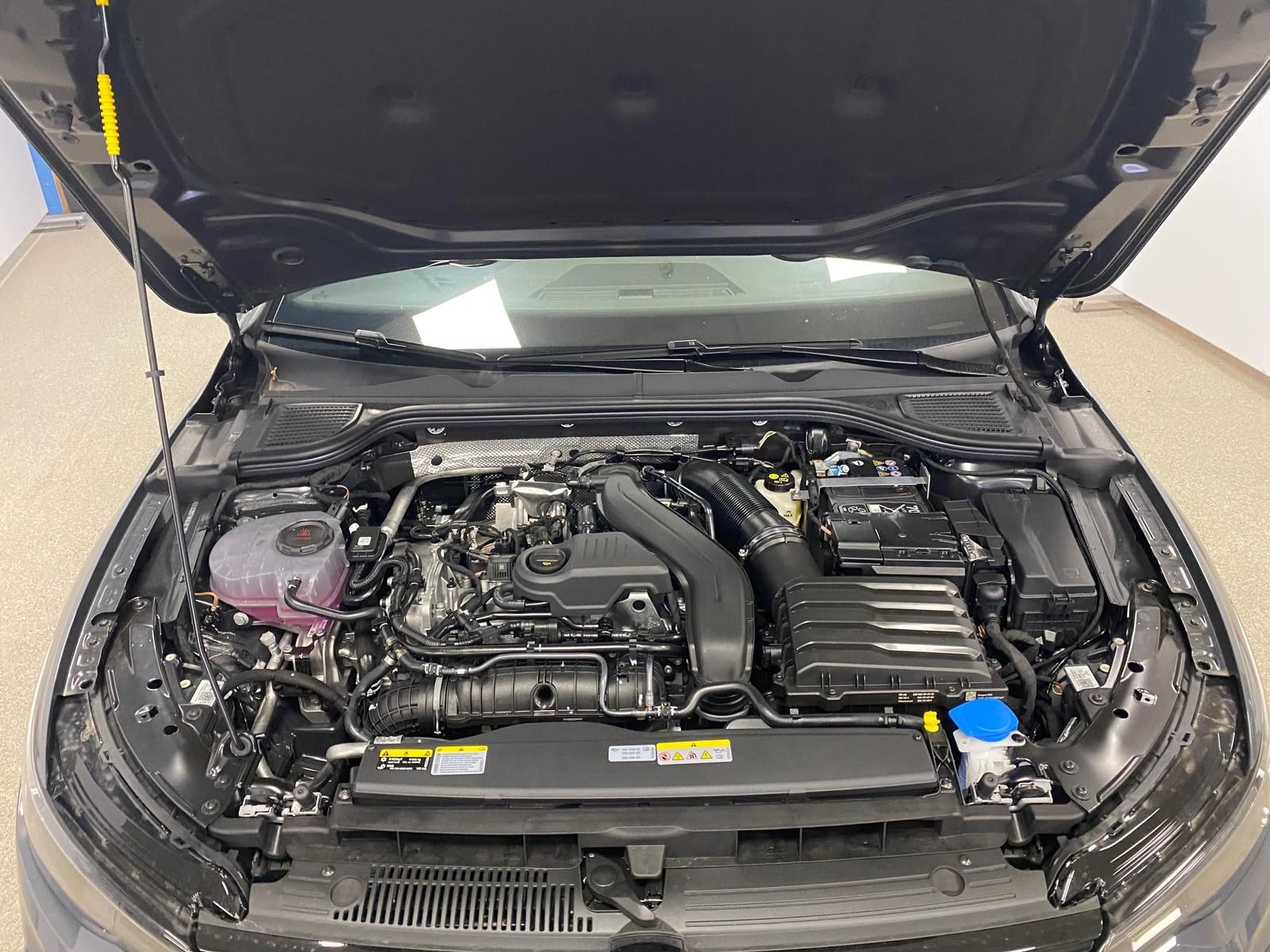 Fahrzeugabbildung Volkswagen Golf Variant1.5 eTSI R-Line Black Style+IQ.LIGHT