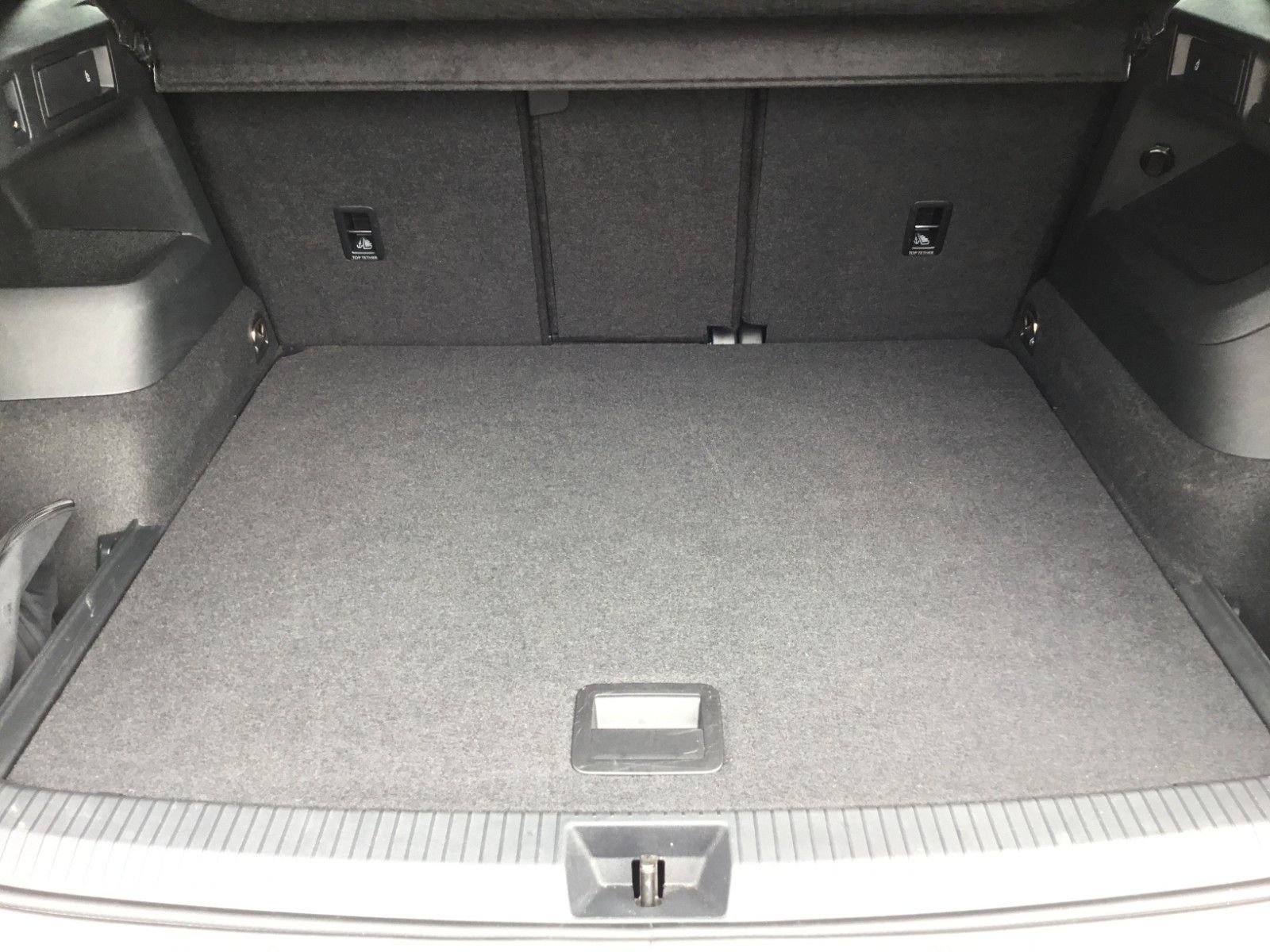Fahrzeugabbildung Volkswagen Tiguan 1.5 eTSI DSG R-Line+AHK+19"+LED+Navi