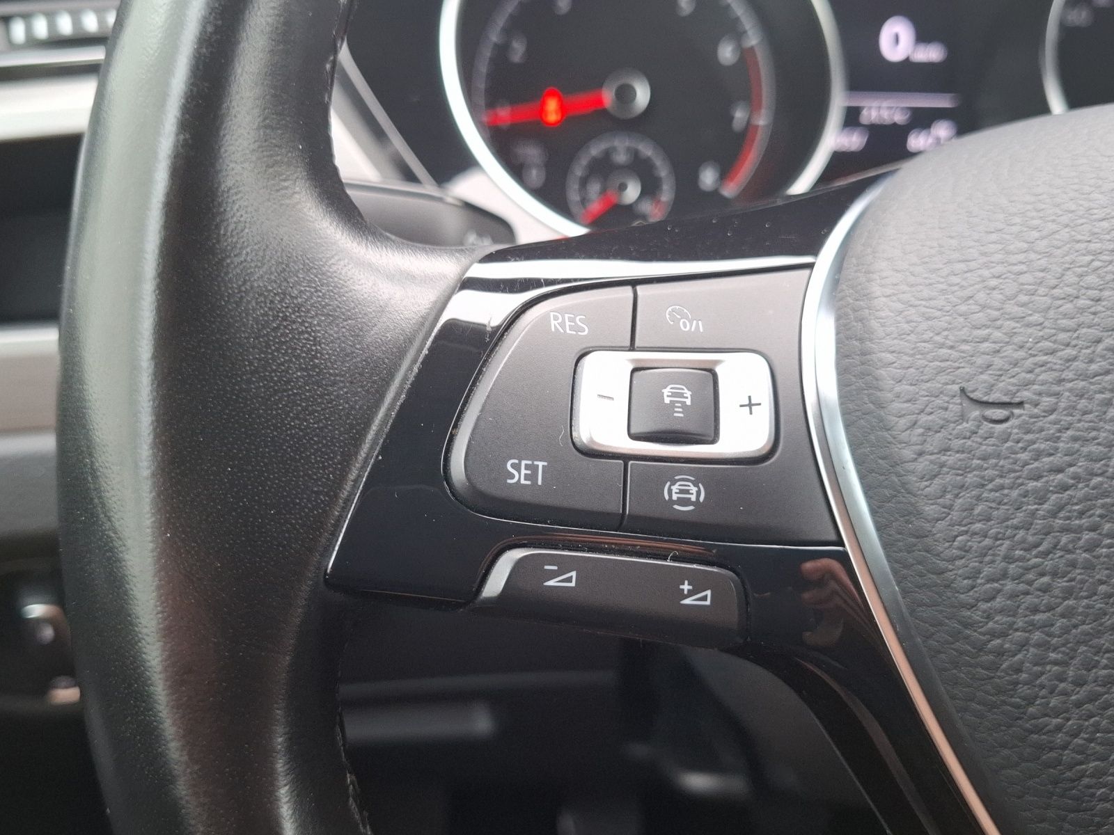 Fahrzeugabbildung Volkswagen Touran TSI Comfortline LED AHK Navi ACC RFK SH