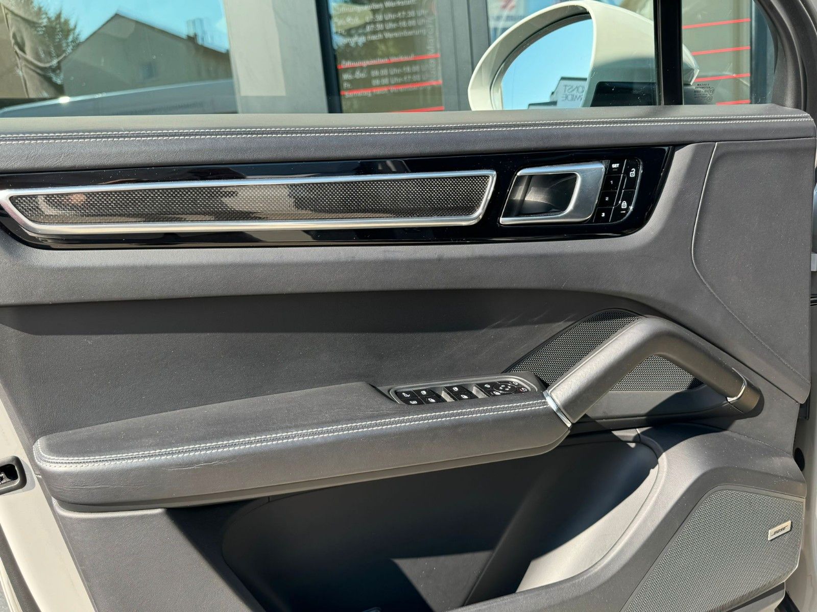 Fahrzeugabbildung Porsche Cayenne E-Hybrid*Approved11/27*Pano*Allradlenk*