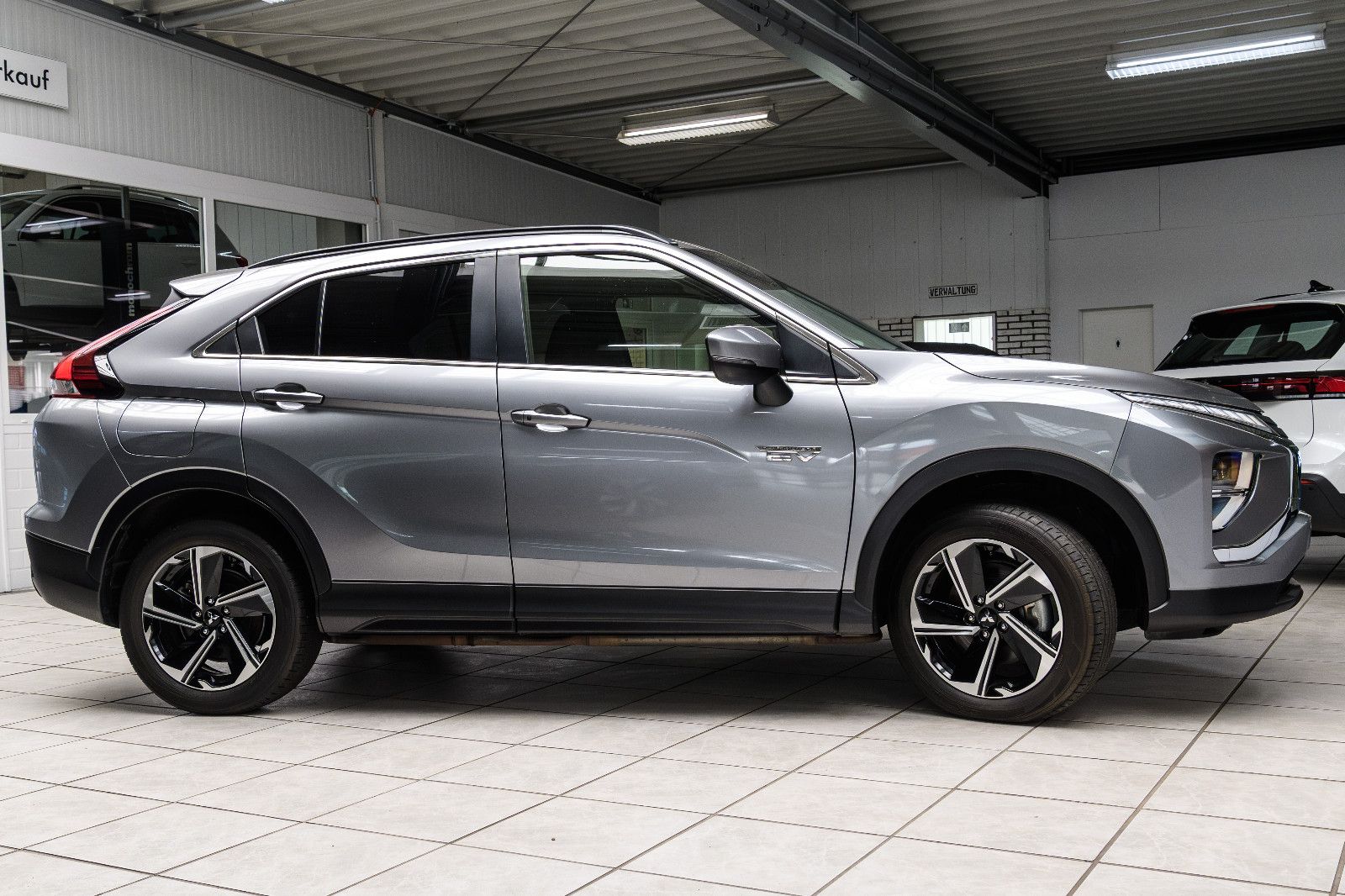 Fahrzeugabbildung Mitsubishi Eclipse Cross 2.4 PHEV 4WD +Kam +BT +SHZ +SOH97%