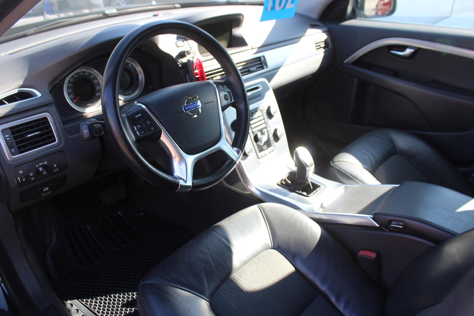 Volvo V70 2013 — photo 11