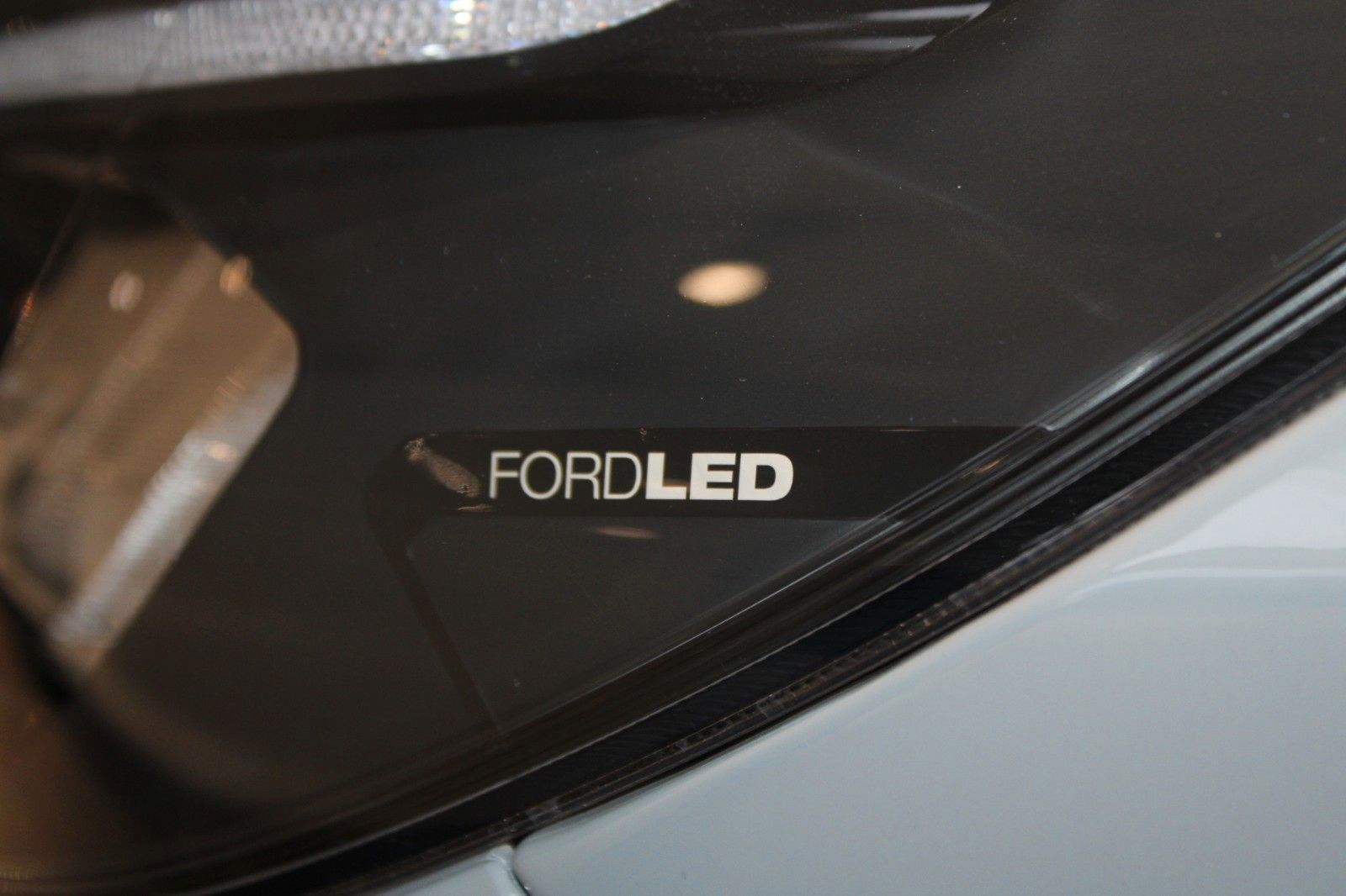 Fahrzeugabbildung Ford Tourneo Custom Automatik L1 SPORT mit AHK + GJR