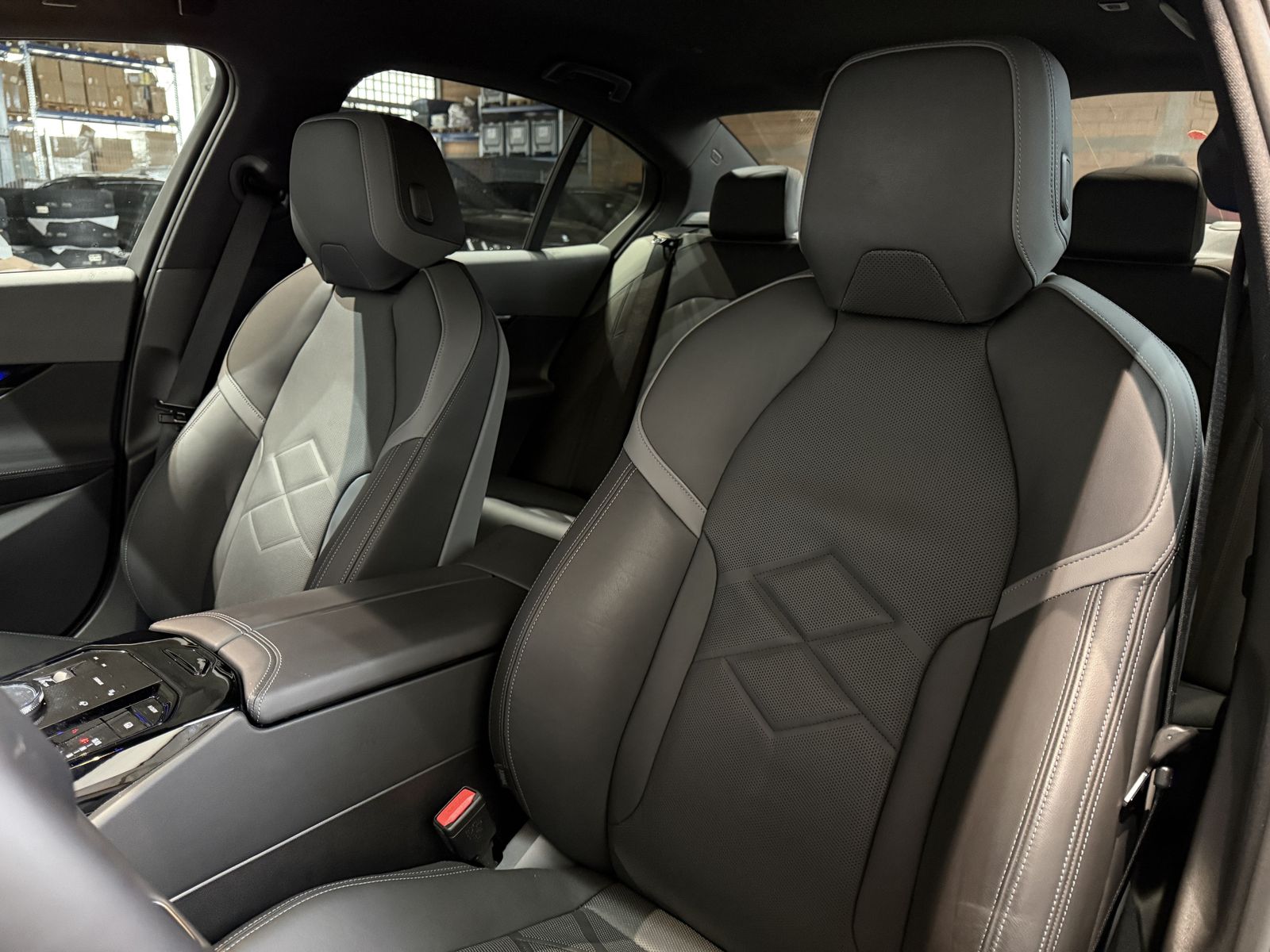 Fahrzeugabbildung BMW i5 xDrive40 M Sportpaket, Sitzbelüftung vorn, B&