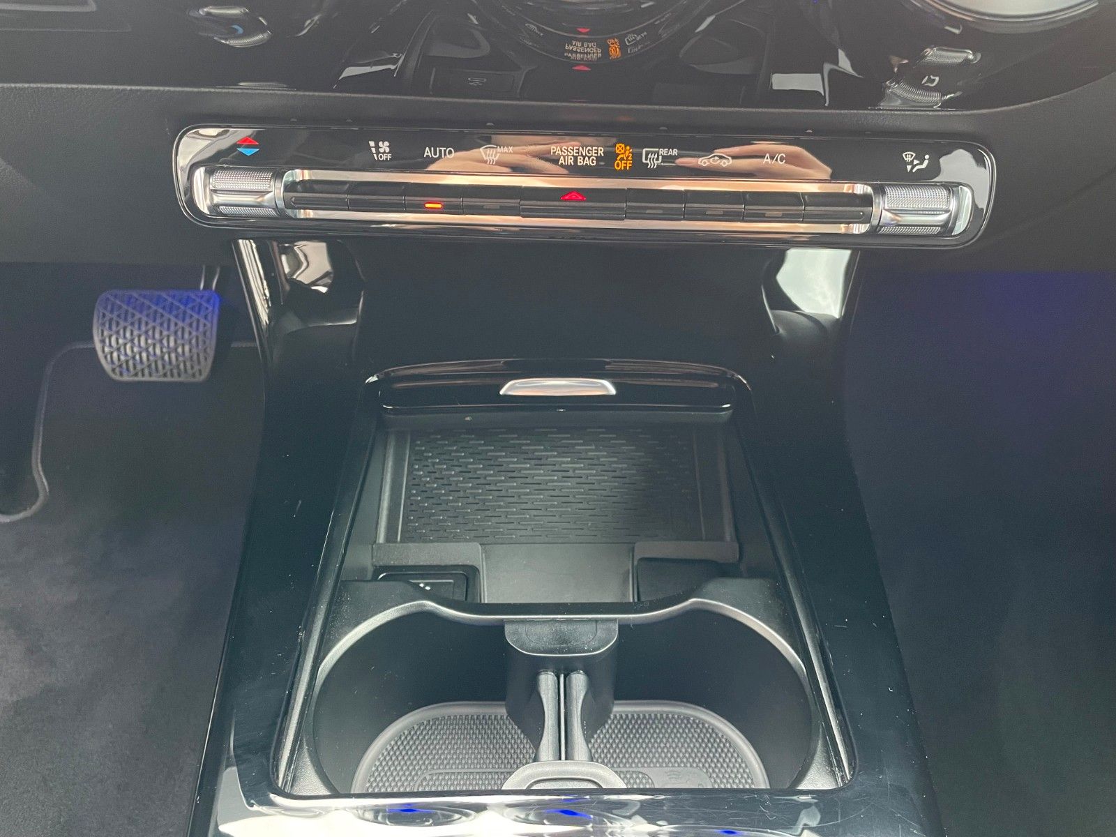 Fahrzeugabbildung Mercedes-Benz A 180 Progressive Night+AHK+R-Kamera+Ambiente