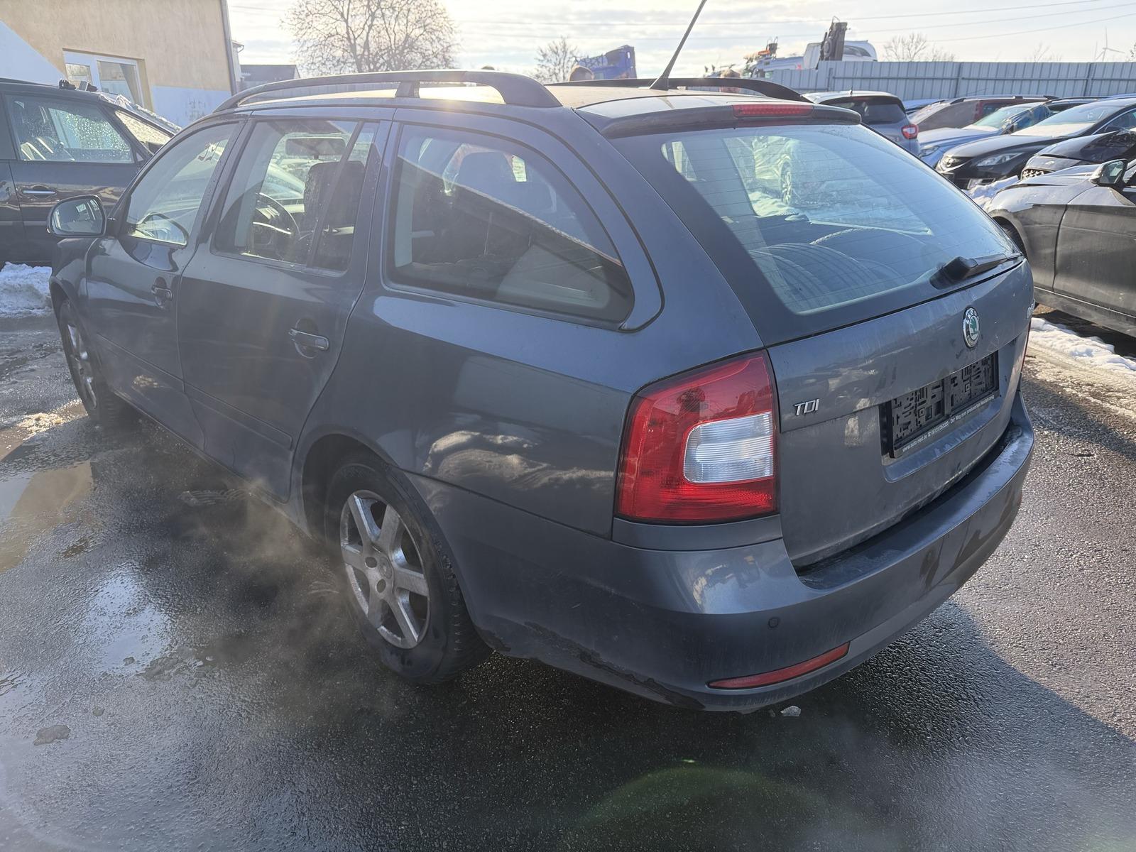 Skoda Octavia 2012 — rear view