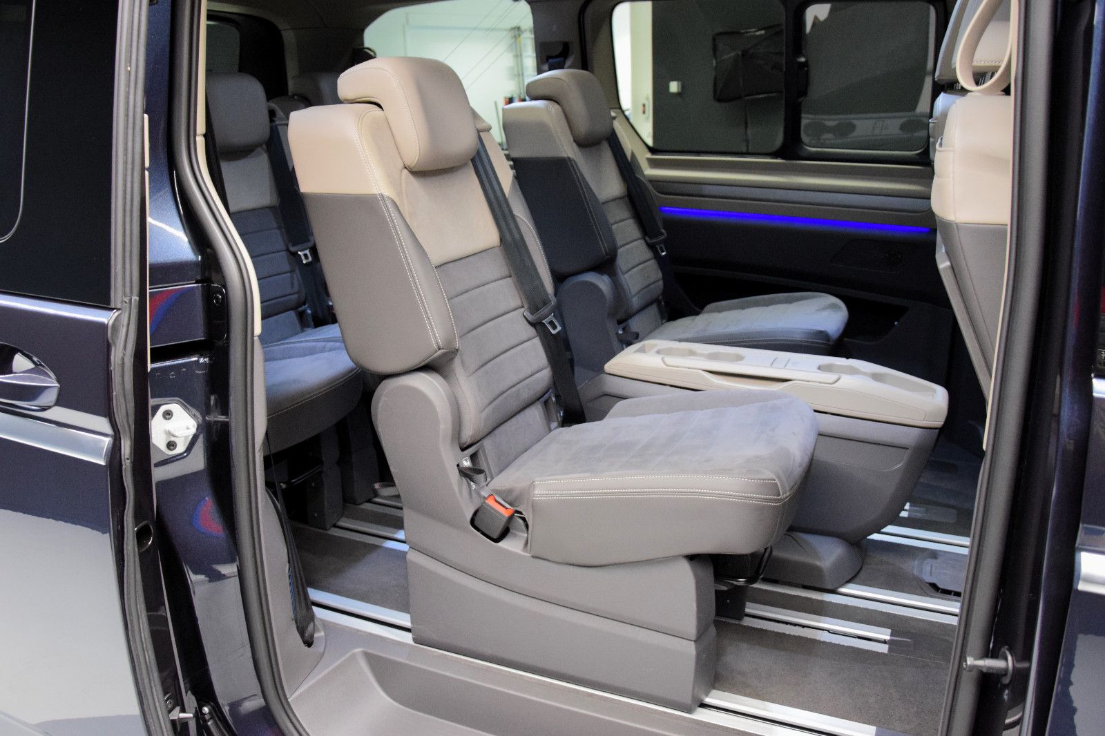 Fahrzeugabbildung Volkswagen T7 Multivan Style DSG Pano AHK 7-Sitze IQ-Light