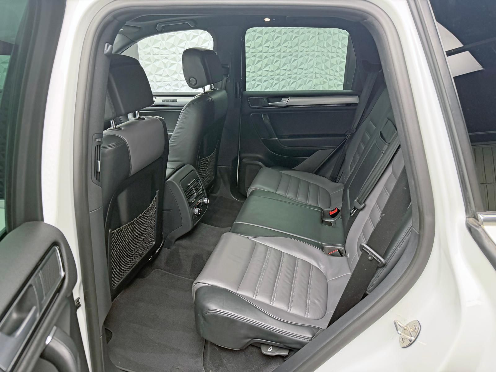 Fahrzeugabbildung Volkswagen 3.0TDI R-LINE/LUFT/4MOTION/PANO/AHK/360°/TR-TECH