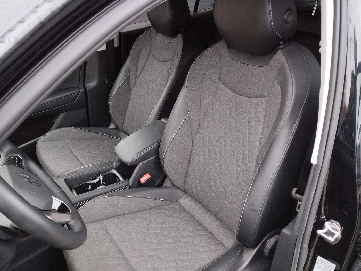 Fahrzeugabbildung Volkswagen Tiguan 1.5 eTSI Life NEU52T Matrix AHK Kamera AC