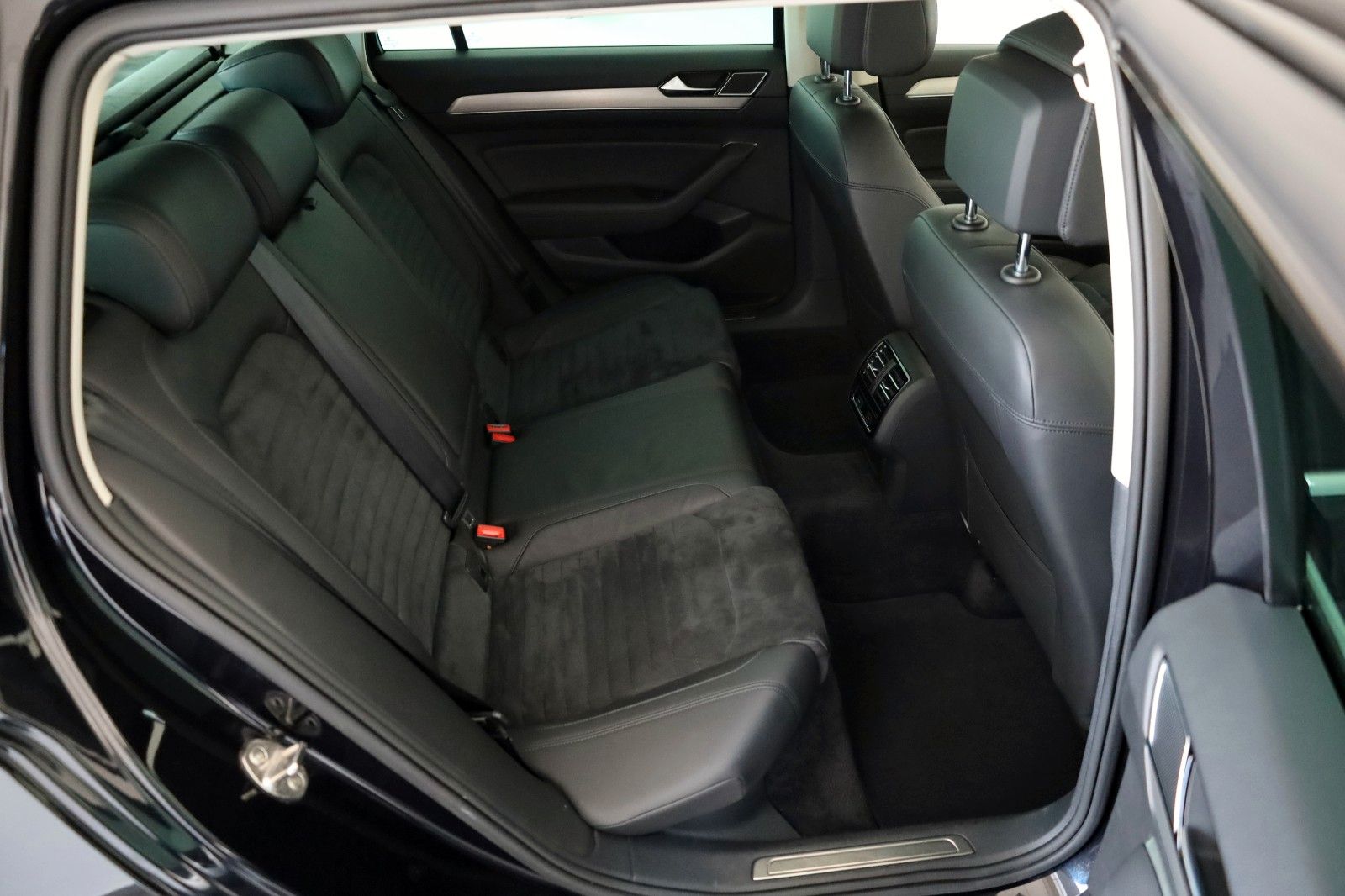 Fahrzeugabbildung Volkswagen Passat Variant Highline R Line T.Leder,Navi,LED