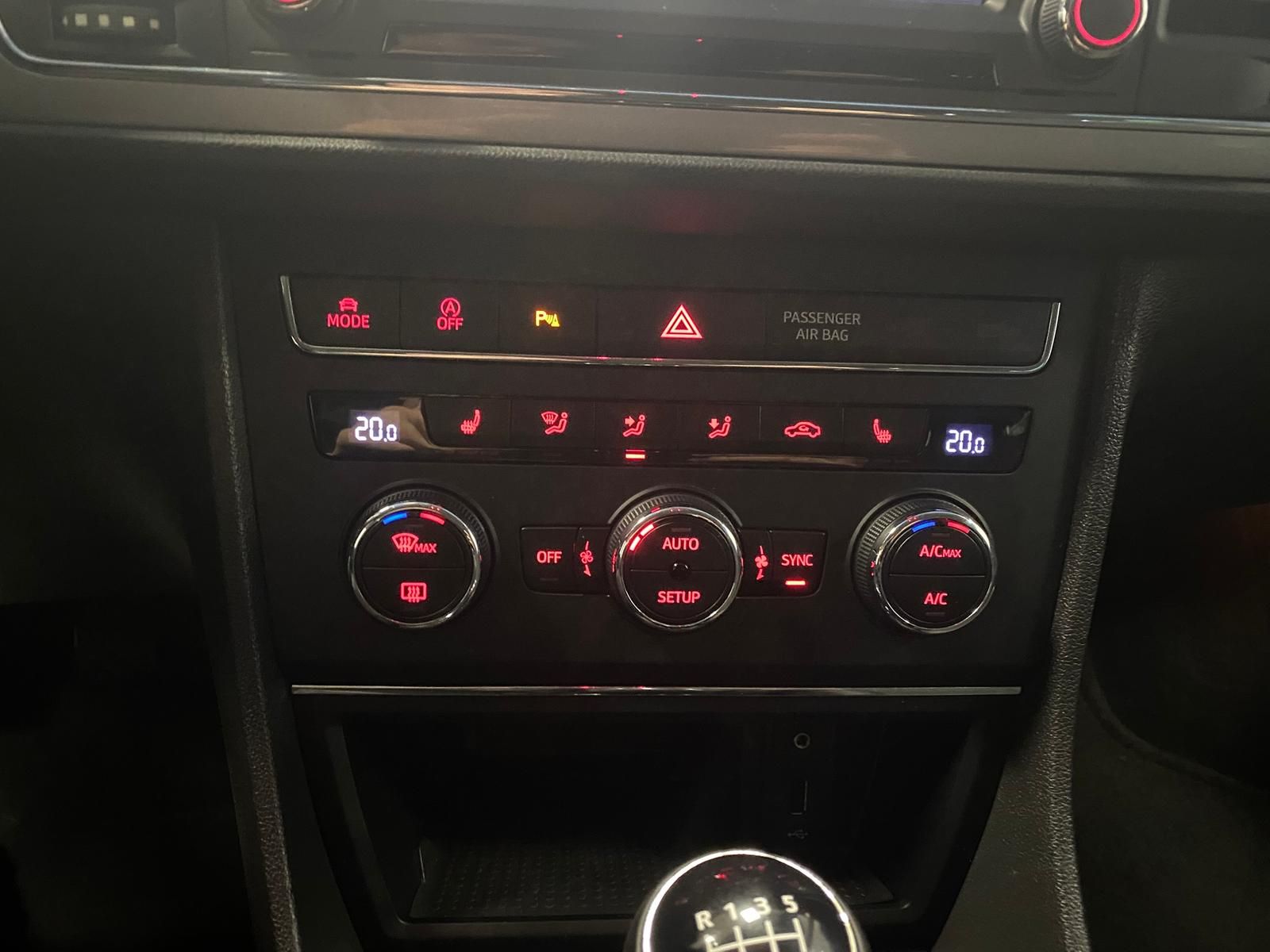 Fahrzeugabbildung SEAT Leon FR 2.0 TDI 184PS+APP+19"+NAVI+SHZ+LED+PDC++