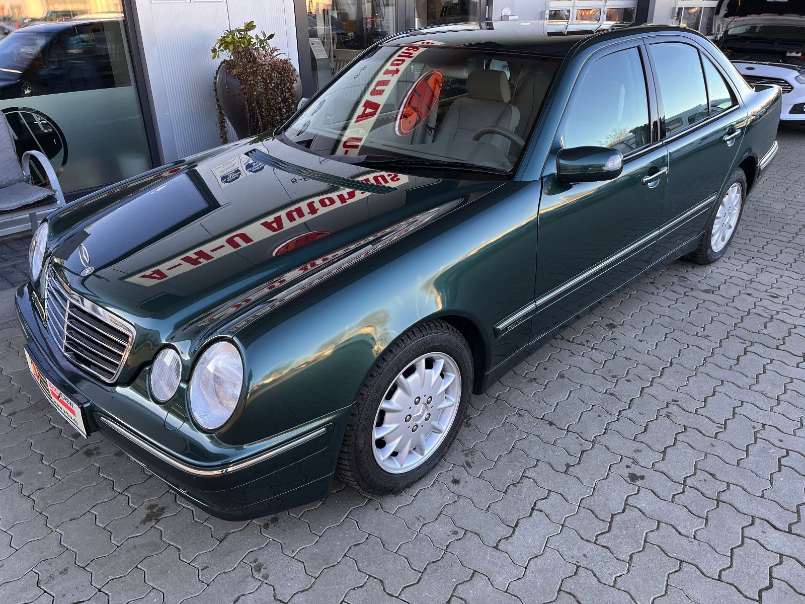 Fahrzeugabbildung Mercedes-Benz E 240 ELEGANCE