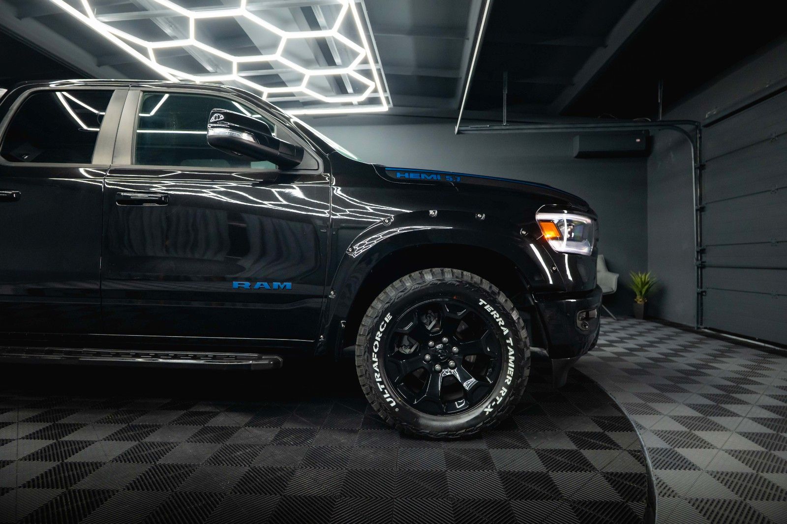 Fahrzeugabbildung Dodge RAM 5.7 V8 HEMI 4x4 OFFROAD Night-Paket LONGBED