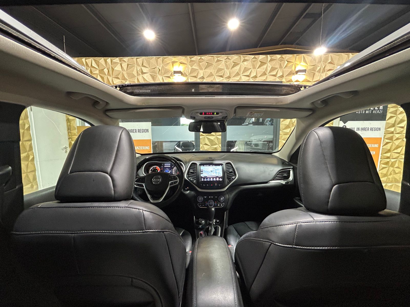 Fahrzeugabbildung Jeep Cherokee M-Jet Overland 4WD/BI-XENON/PANO/MEMORY