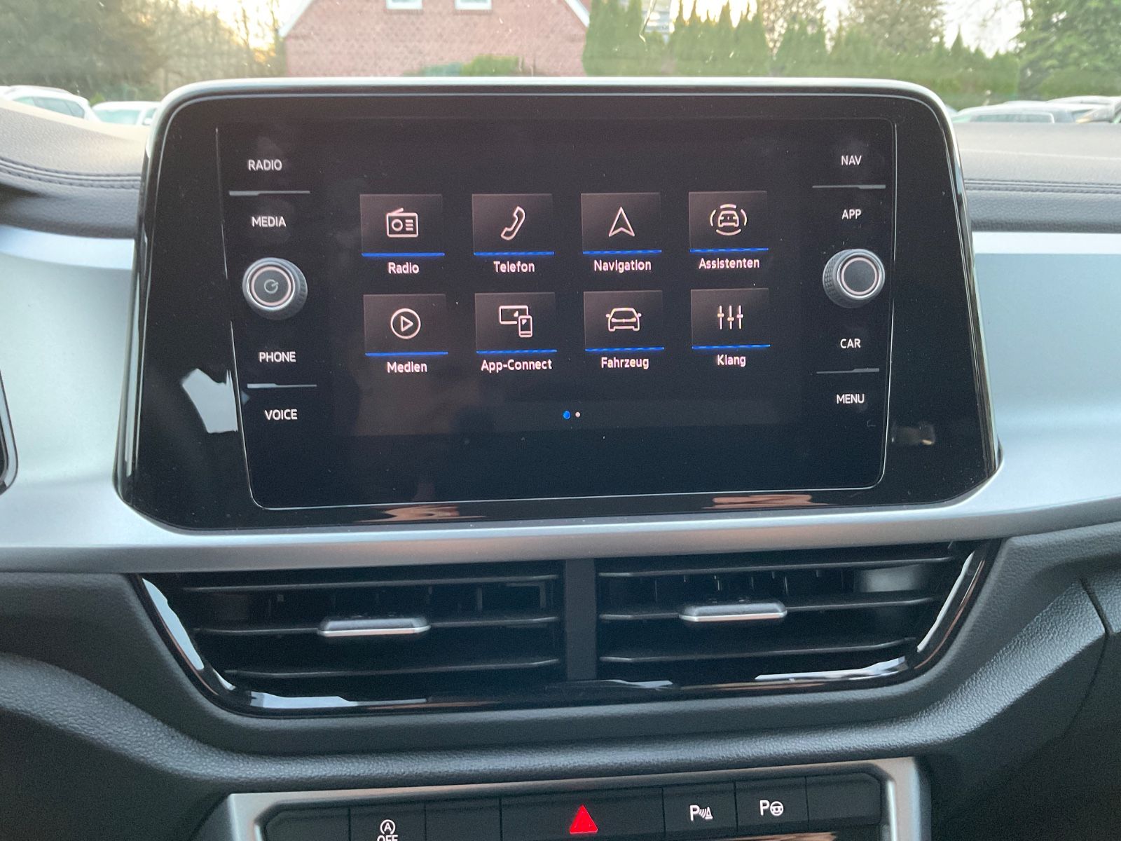 Fahrzeugabbildung Volkswagen T-Roc 1.5 TSI DSG Life,LED,AHK,Navi