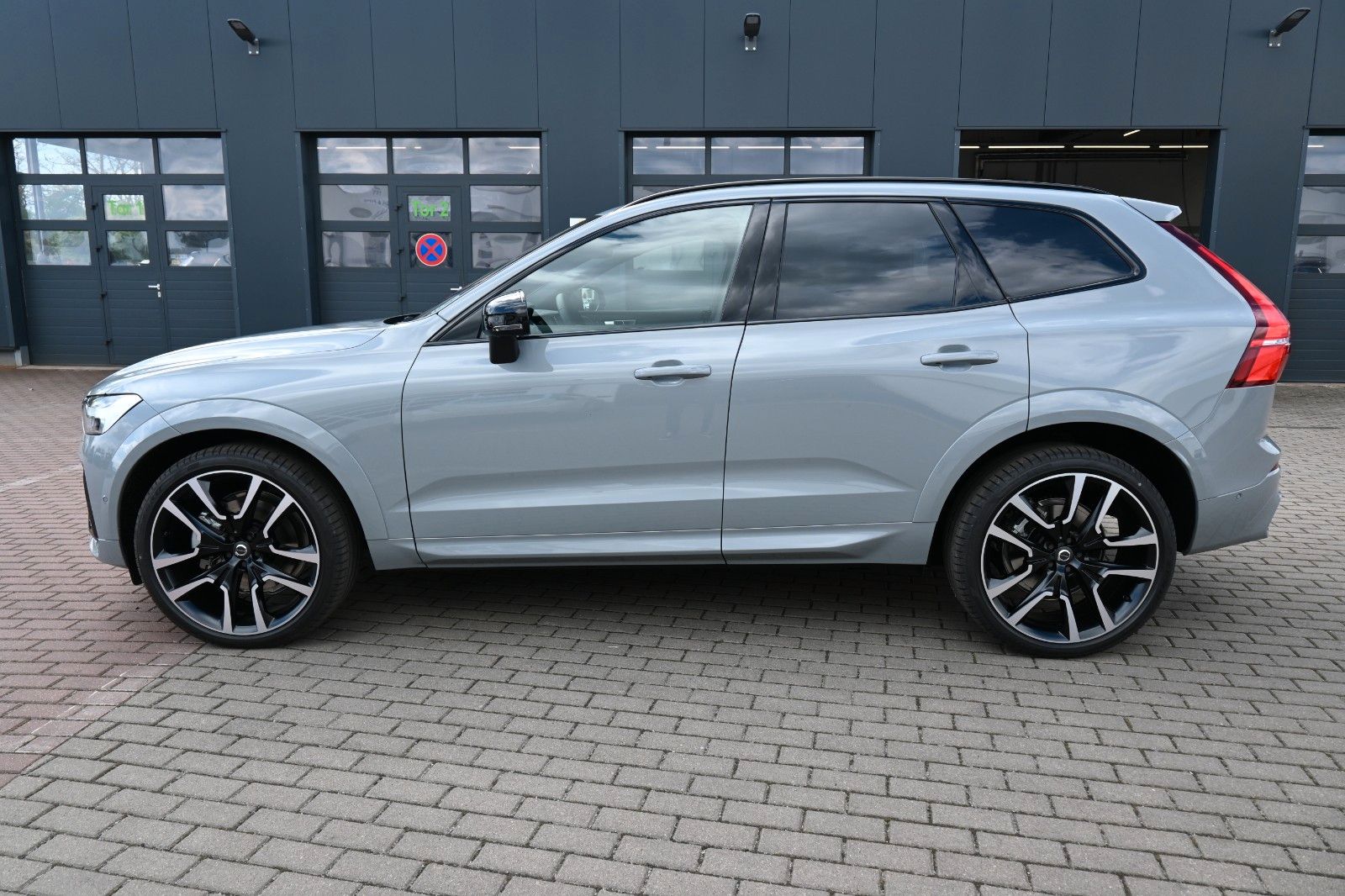 Fahrzeugabbildung Volvo XC60 B5 AWD Autom. Ultra Dark*360°*LUFT*ACC*AHK
