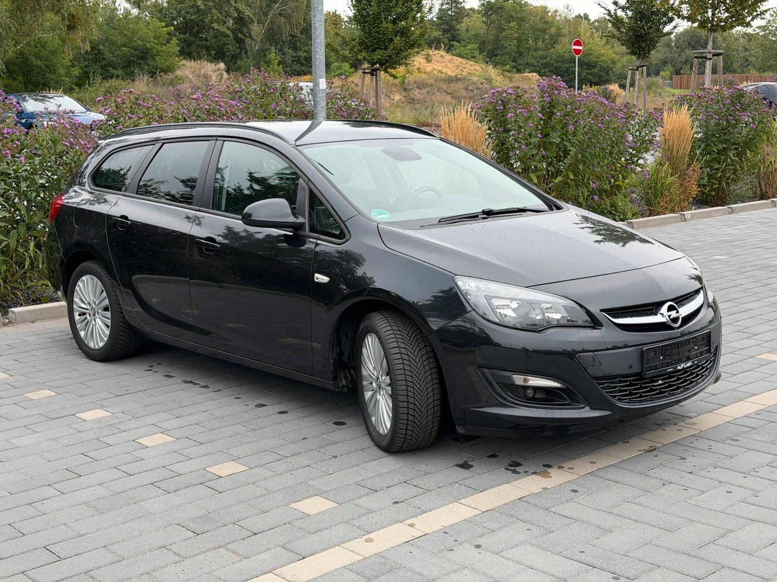 Opel Astra 2015 — rear view