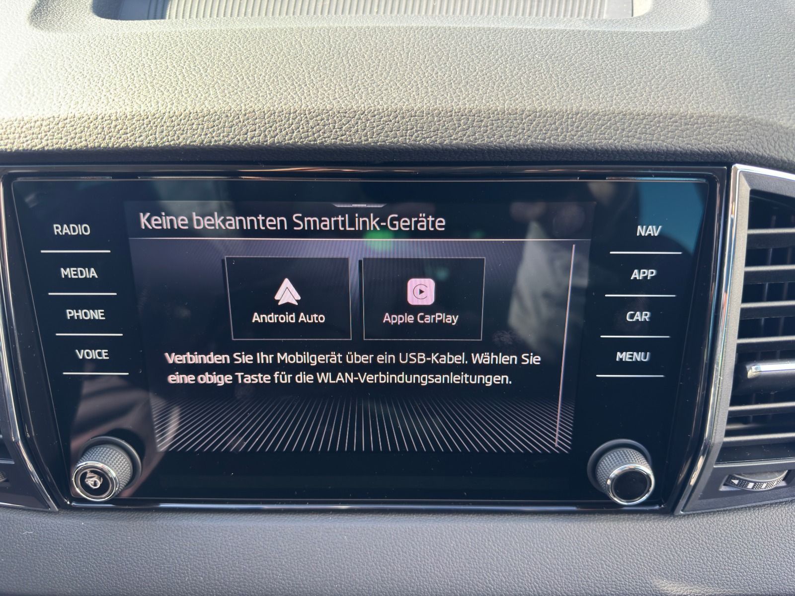 Fahrzeugabbildung SKODA Karoq 1.5 TSI DSG*AHK*RFK*behFro*eHeck*Allwetter