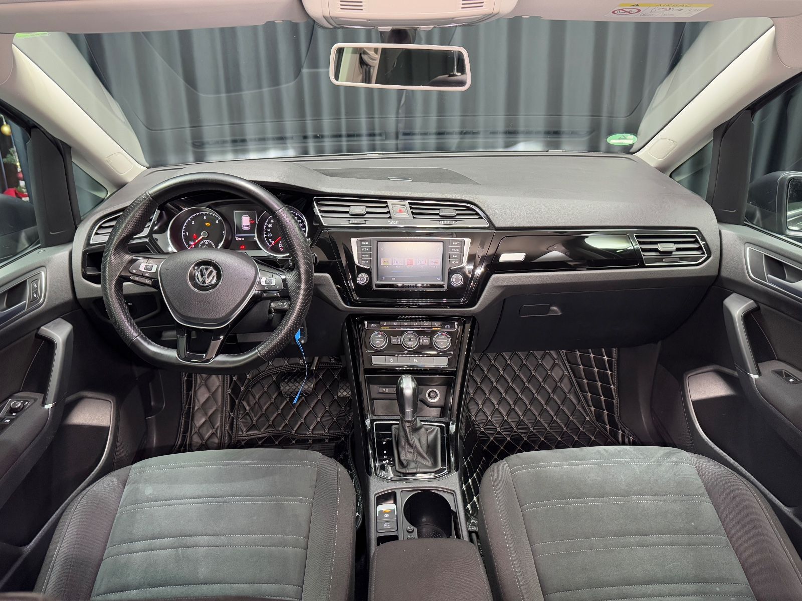 Fahrzeugabbildung Volkswagen Touran Highline|DSG|NAVI|7-SITZER|R-LINE|