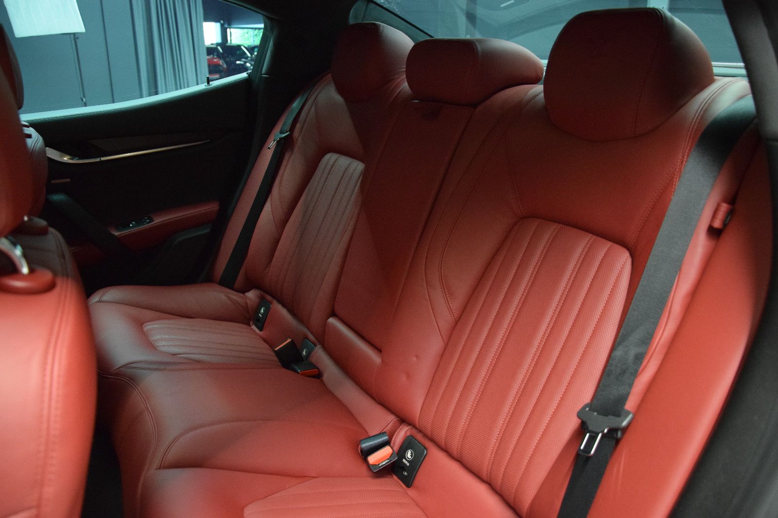 Fahrzeugabbildung Maserati Ghibli Diesel Schiebedach Memory B&W Sitzbelüft.