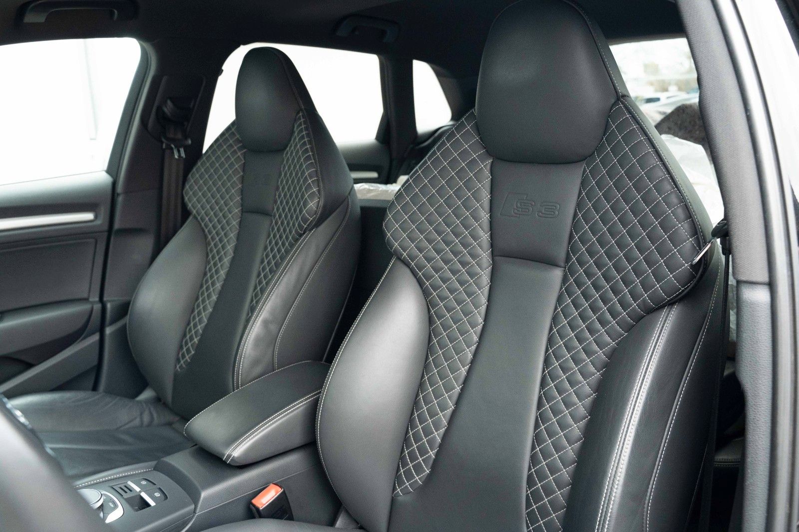 Fahrzeugabbildung Audi S3 SPORTB 2.0TFSI KAM PANO B&O S-SITZ LED KEYLES