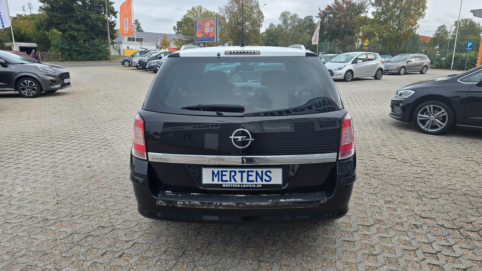 Opel Astra 2010 — interior