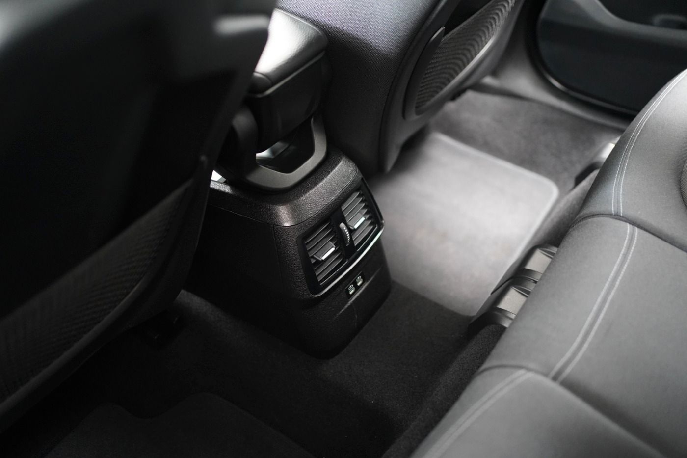 Fahrzeugabbildung BMW 218iA Active Tourer Advantage +AHK+Navi+LED+PDC+