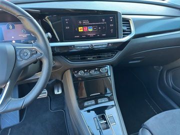 Fotografie 13 des Opel Grandland (X) Grandland GSe AWD Alcantara Navi Matrix-LED