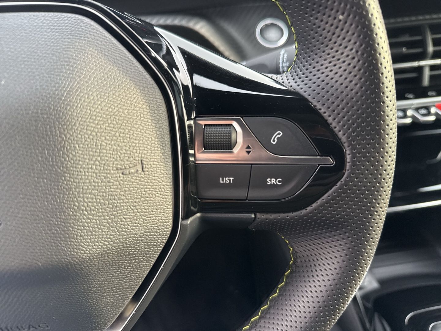 Fahrzeugabbildung Peugeot 2008 e- GT Pack El. Panodach Navi Leder Massages