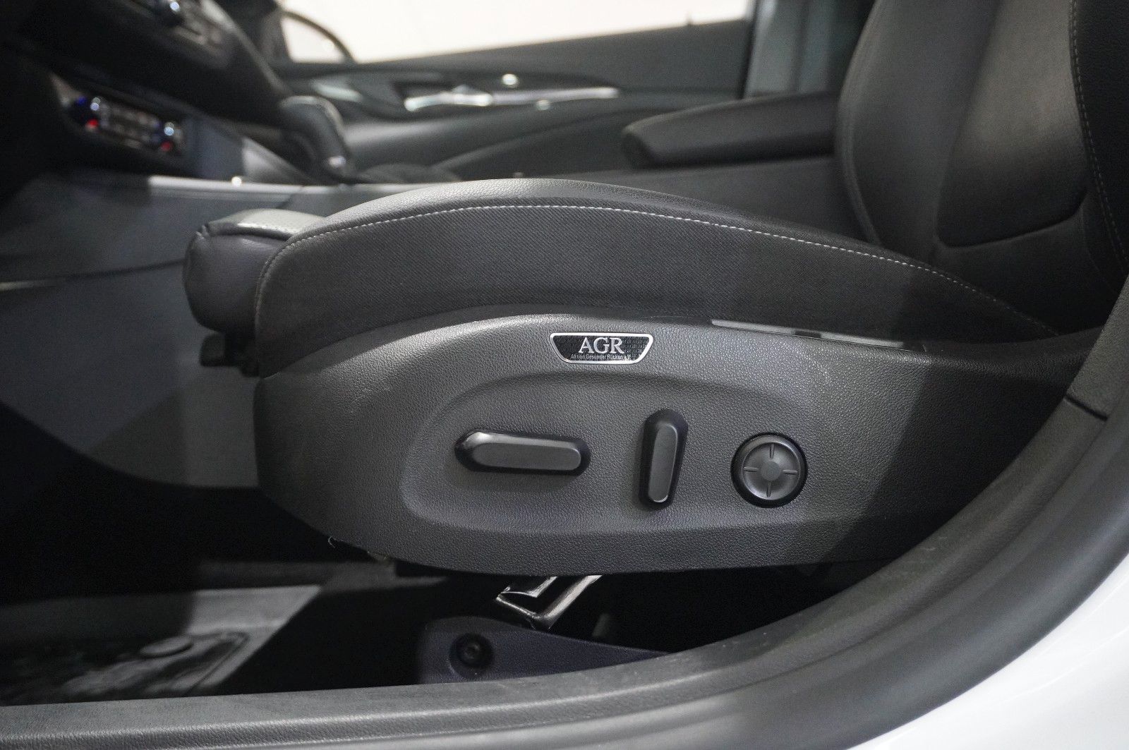 Fahrzeugabbildung Opel Insignia B ST 2.0D BUSINESS NAVI/HUD/KAMERA/AHK