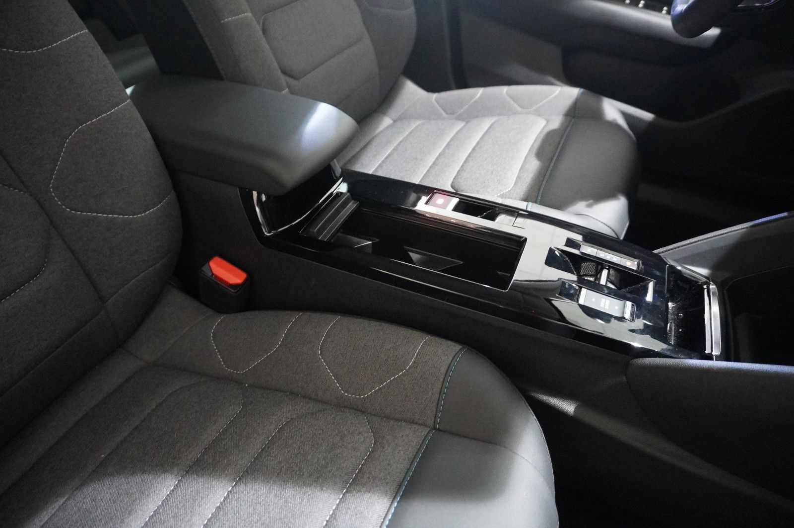 Fahrzeugabbildung Citroën C4 Lim. 1.2T PLUS NAVI/LED/KAMERA/SPORT /VIR/DAB